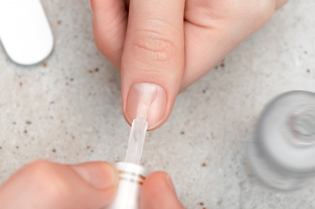 Jak wybrać idealny płyn do pielęgnacji paznokci? Poradnik dla początkujących